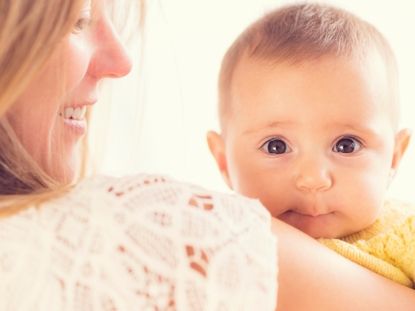 Frau hält Baby auf dem Arm