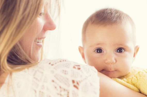 Frau hält Baby auf dem Arm