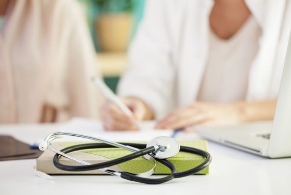 Stetoskop in Nahaufnahme auf Tisch