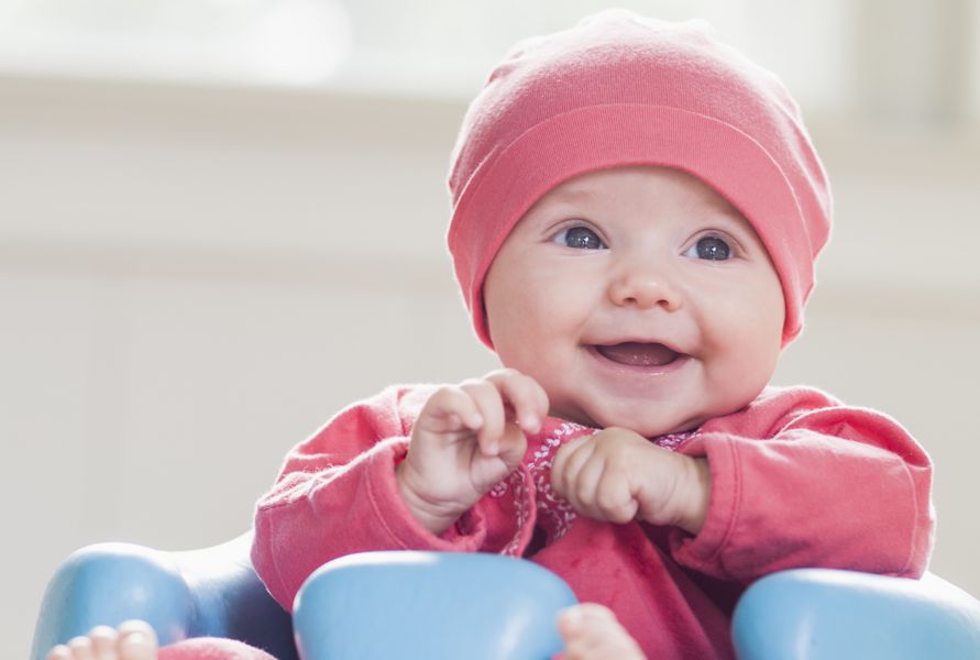 Lachendes Baby im Kindersitz