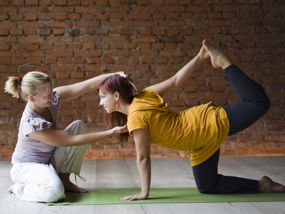 Frau beim Pilates mit Trainerin