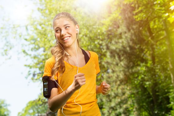 Weibliche Joggerin lächelt während dem Laufen
