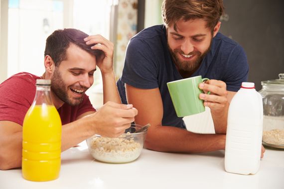 Zwei Freunde beim Frühstück in ausgelassener Stimmung