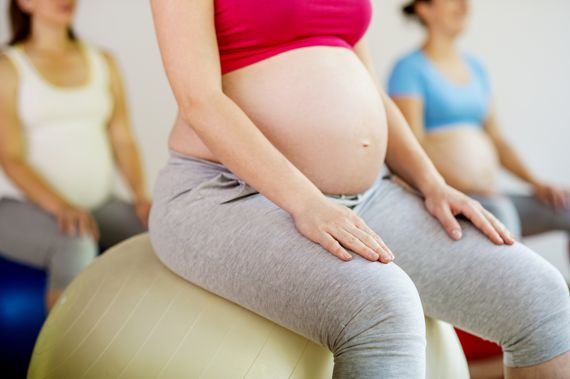 Schwangere Frau macht Schwangerschaftsgymnastik.