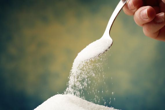 Zucker rieselt von einem Löffel