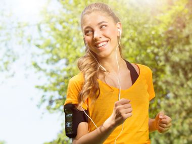 Weibliche Joggerin lächelt während dem Laufen