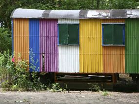 Ein bunt angemalter Bauwagen.