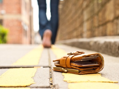 Brieftasche iegt auf der Straße