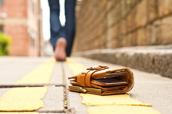 Brieftasche liegt auf der Straße