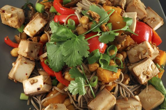 Tofu-Gericht mit Koreander