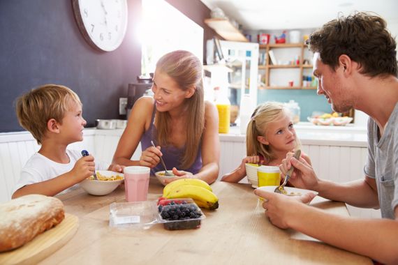 Familie beim Frühstücken