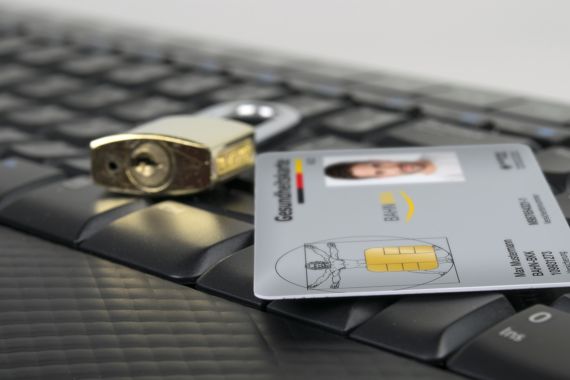 Vorhängeschloss und BAHN-BKK-eGK liegen auf PC-Tastatur