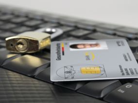 Vorhängeschloss und BAHN-BKK-eGK liegen auf PC-Tastatur