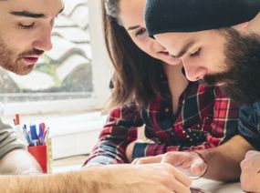 Drei Studenten arbeiten gemeinsam