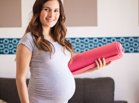 Schwangere mit Joga-Matte