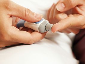 Frau piekst sich für Zuckertest in den Finger