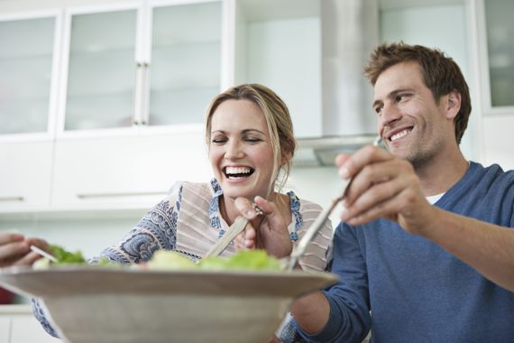 Junges Pärchen zu Tisch mit Salat