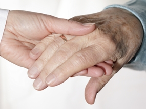 Hand einer Frau hält die Hand ihres Mannes