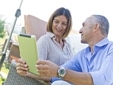 Mann und Frau schauen aufs Tablet