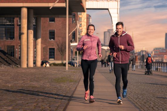 Pärchen joggt gemeinsam