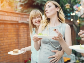 Zwei Frauen beim Grillen