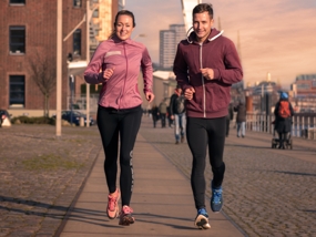 Paar joggt