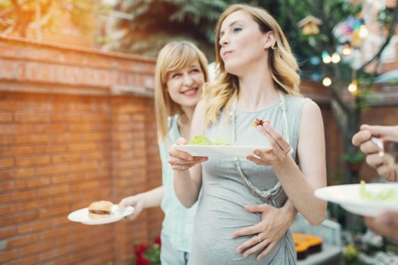 Frauen beim Grillen