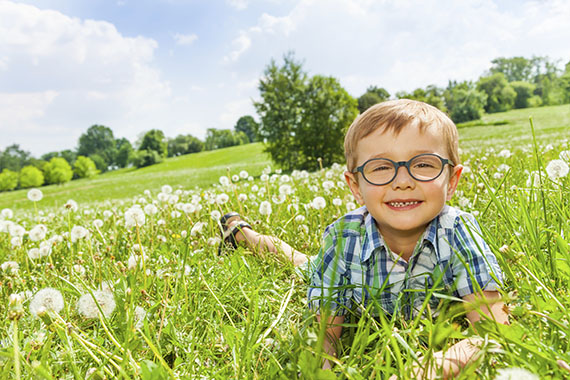 Junge im Gras liegend