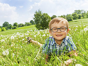 Junge auf der Wiese liegend