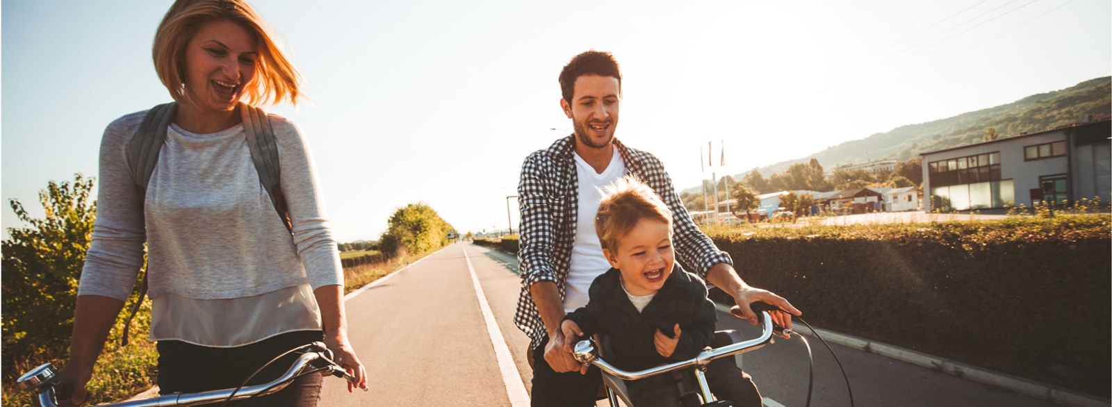 junge Familie fährt Fahrrad