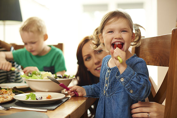 Familie beim essen