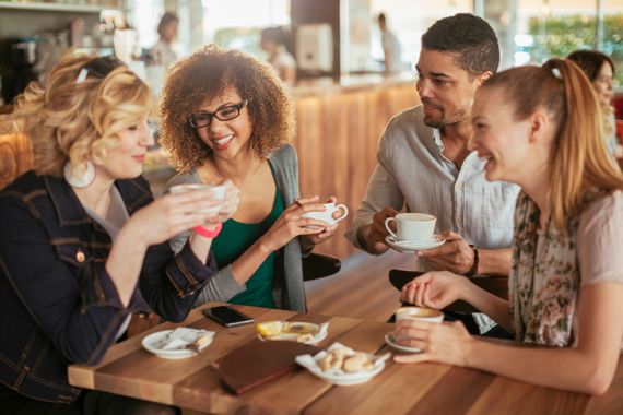 Freunde trinken zusammen Kaffee