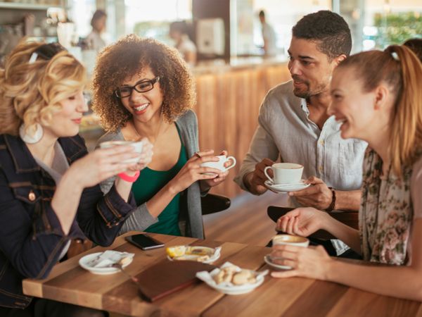 Freunde trinken zusammen Kaffee