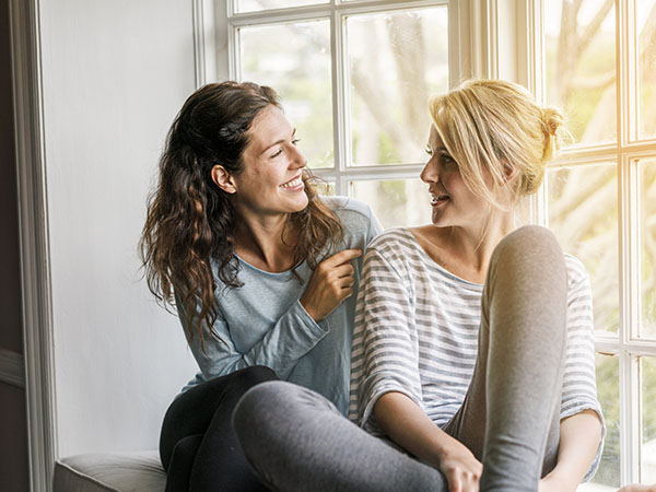 Zwei Frauen im Gespräch