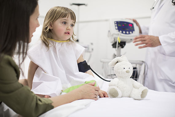 Mädchen mit Mutter im Krankenhaus