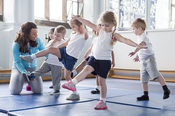 Kinder beim Turnen