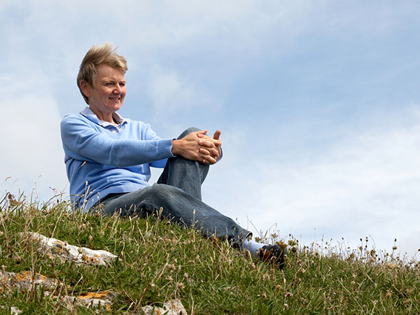 Frau sitzt im Gras