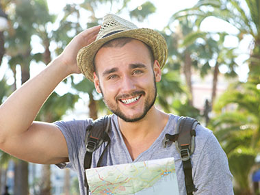 Mann mit Hut im Urlaub
