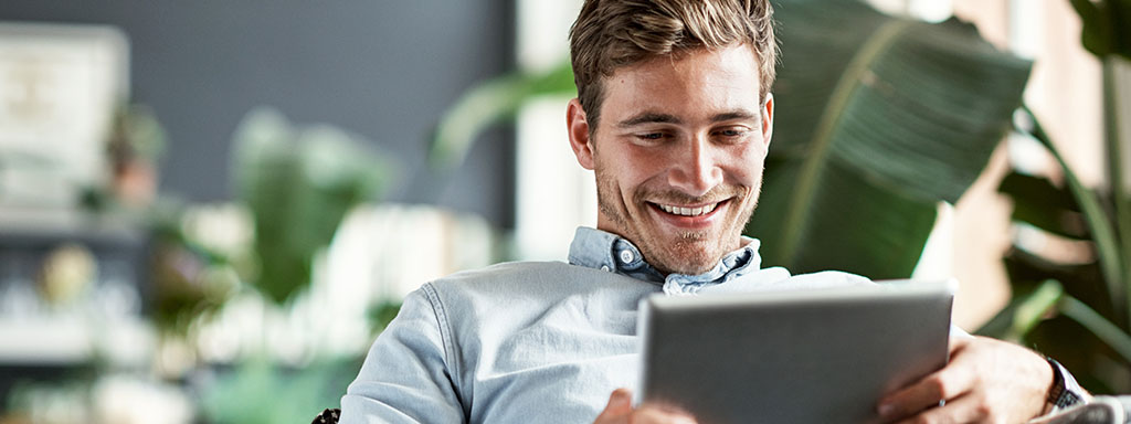 Mann mit einem Tablet